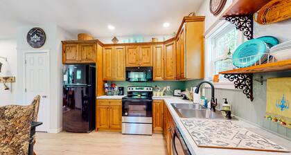 New Orleans-themed getaway with a full kitchen, washer/dryer, & AC