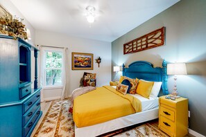 2 bedrooms, iron/ironing board, internet, bed sheets - New Orleans-themed getaway with a full kitchen, washer/dryer, & AC (Eureka Springs)