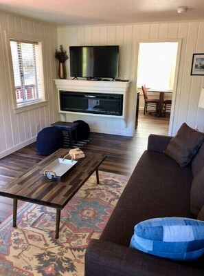 Living area - NEW - Charming Red Cabin near Yosemite<br> (Midpines)