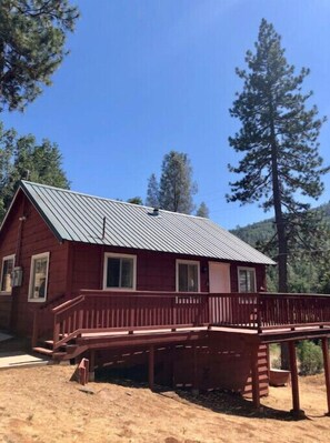 Exterior - NEW - Charming Red Cabin near Yosemite<br> (Midpines)