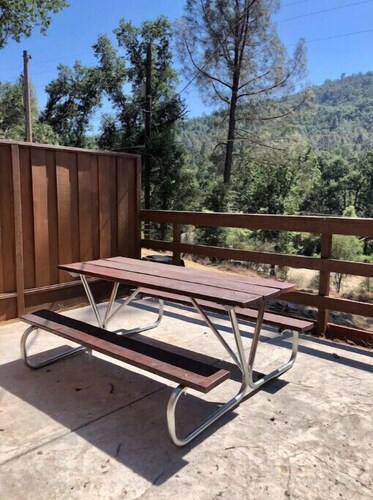 NEW - Charming Red Cabin near Yosemite<br>