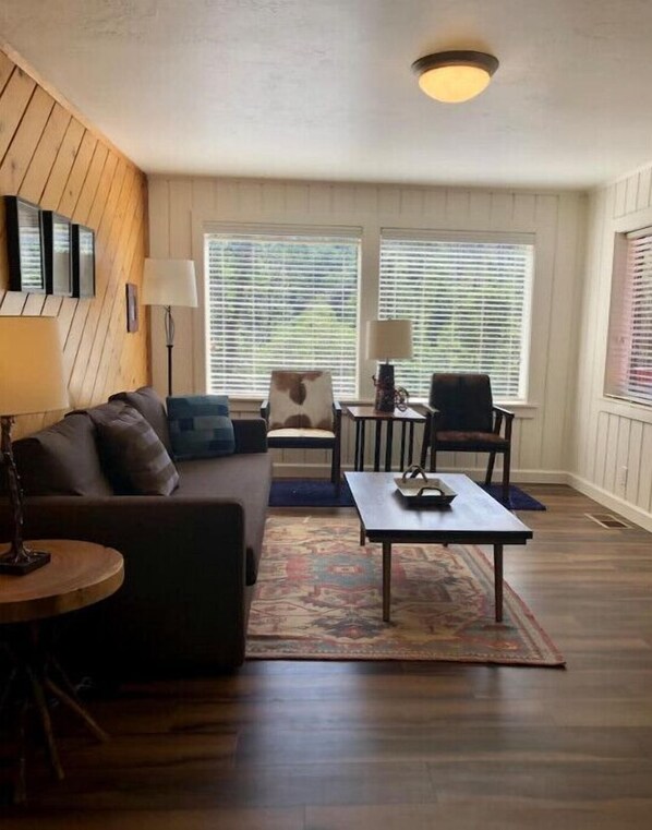 Living area - NEW - Charming Red Cabin near Yosemite<br> (Midpines)