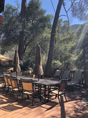 Outdoor dining - NEW Hunter House Retreat - 10.6 mi from Yosemite<br> (El Portal)
