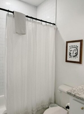 Haartrockner, Handtücher, Seife, Shampoo