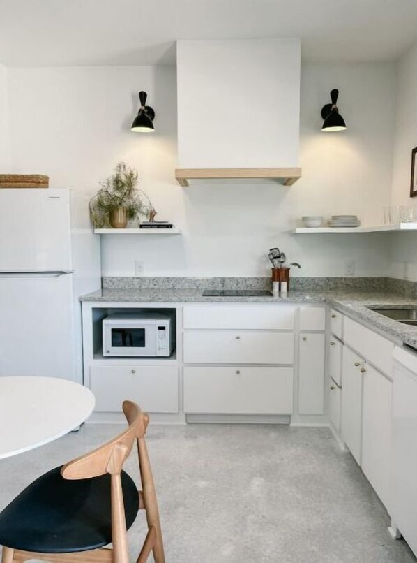 Fridge, microwave, stovetop, dishwasher