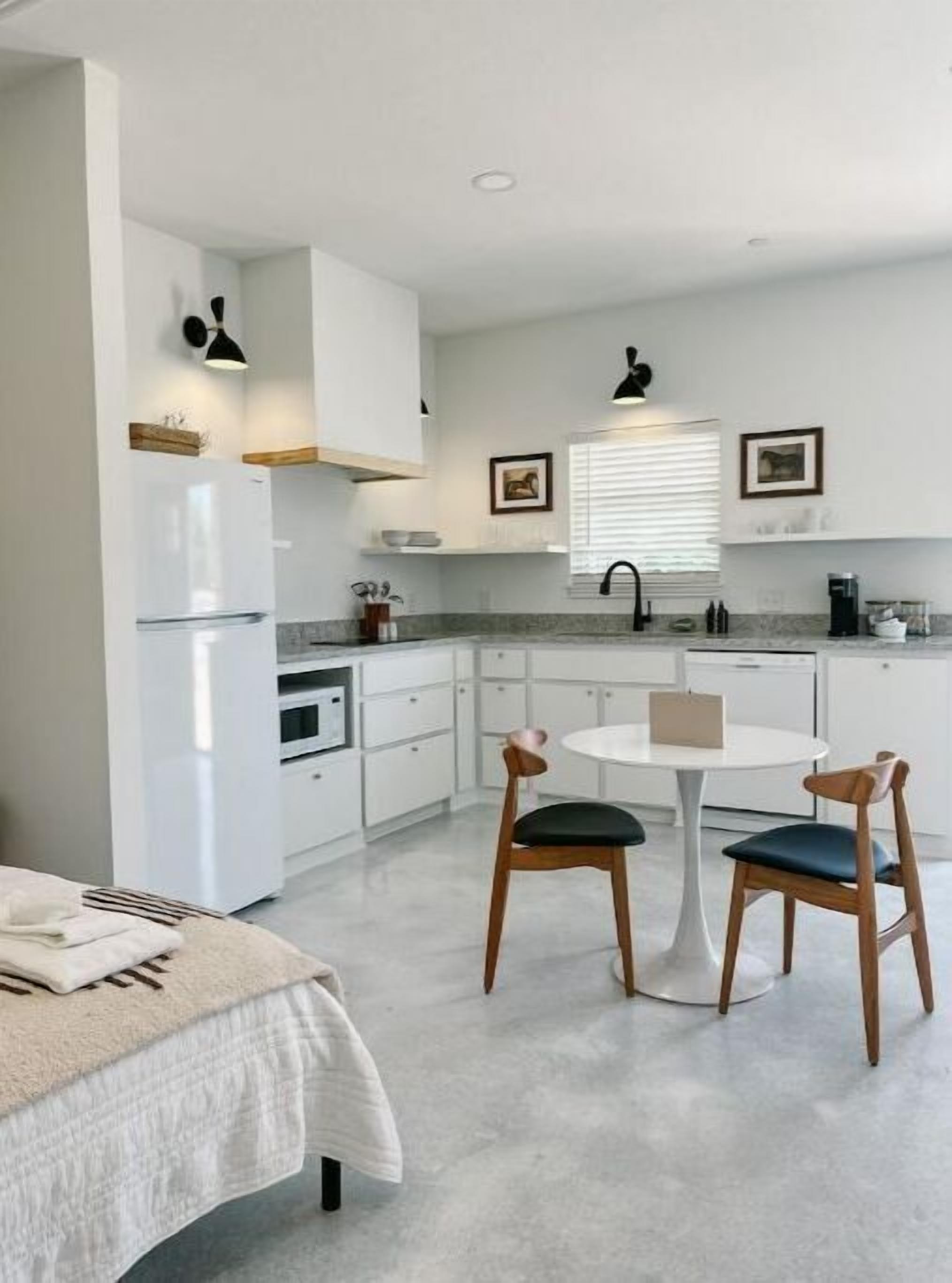 Réfrigérateur, micro-ondes, plaque de cuisson, lave-vaisselle