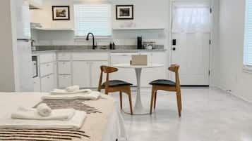 1 slaapkamer, een strijkplank/strijkijzer, gratis wifi, beddengoed