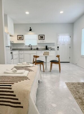 1 chambre, fer et planche à repasser, Wi-Fi gratuit, draps fournis