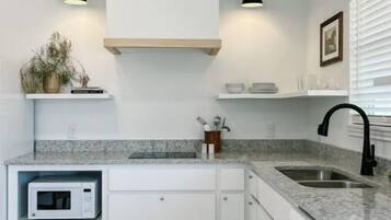 Een koelkast, een magnetron, een kookplaat, een vaatwasser