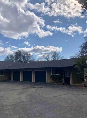 Exterior - NEW Rustic Mountain Retreat - 30 mi. from Yosemite<br> (Mariposa)
