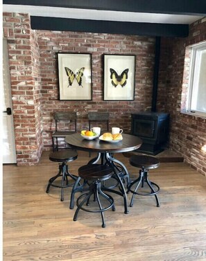 Dining - NEW Rustic Mountain Retreat - 30 mi. from Yosemite<br> (Mariposa)