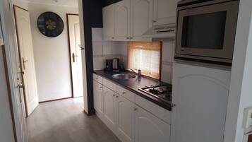 Fridge, oven, stovetop, coffee/tea maker