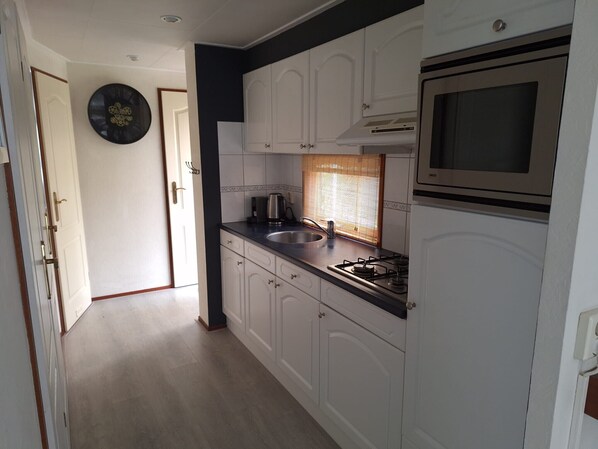 Réfrigérateur, four, plaque de cuisson, cafetiÚre/bouilloire