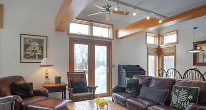 4 season townhouse in Wilmington, VT
Golf, Ski/Board, Hiking, Kayak, Relax