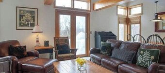 4 season townhouse in Wilmington, VT
Golf, Ski/Board, Hiking, Kayak, Relax