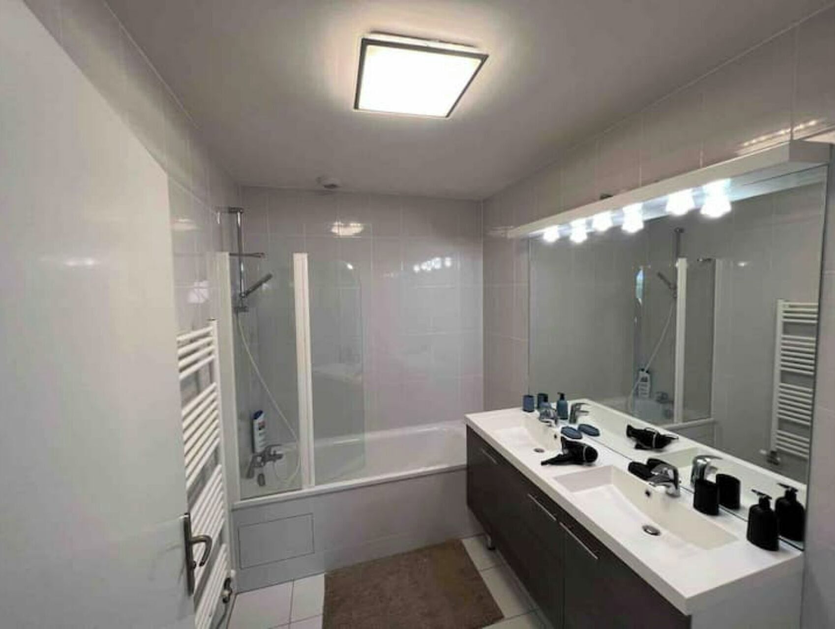 Douche, sèche-cheveux, serviettes fournies, savon