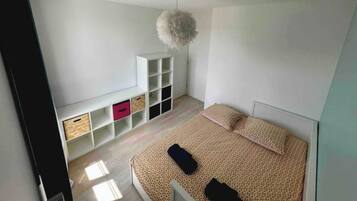 4 bedrooms, iron/ironing board, free WiFi, bed sheets