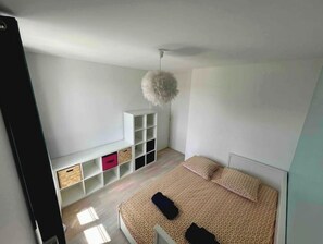 4 makuuhuonetta, silitysrauta/-lauta, ilmainen Wi-Fi, vuodevaatteet