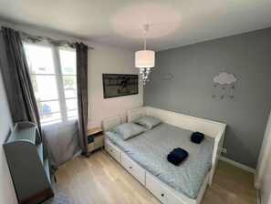 4 slaapkamers, een strijkplank/strijkijzer, gratis wifi, beddengoed