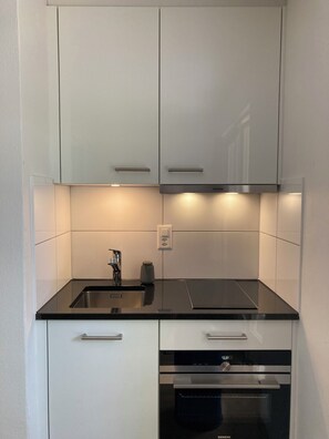 Kühlschrank, Ofen, Herdplatte, Wasserkocher mit Kaffee-/Teezubehör