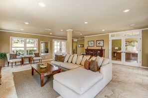 Fernseher, DVD-Player, Bücher, Drucker