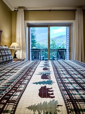 2 bedrooms, in-room safe, WiFi, bed sheets - Summit Manor - Gatlinburg, TN. (Gatlinburg)