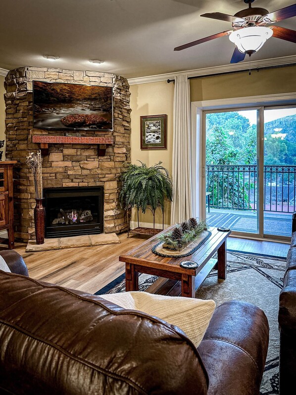 Smart TV, fireplace - Summit Manor - Gatlinburg, TN. (Gatlinburg)