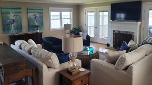 A living room with a sofa set, a coffee table, a lamp, and a fireplace. - High Water Guest House<br> (Cambridge)