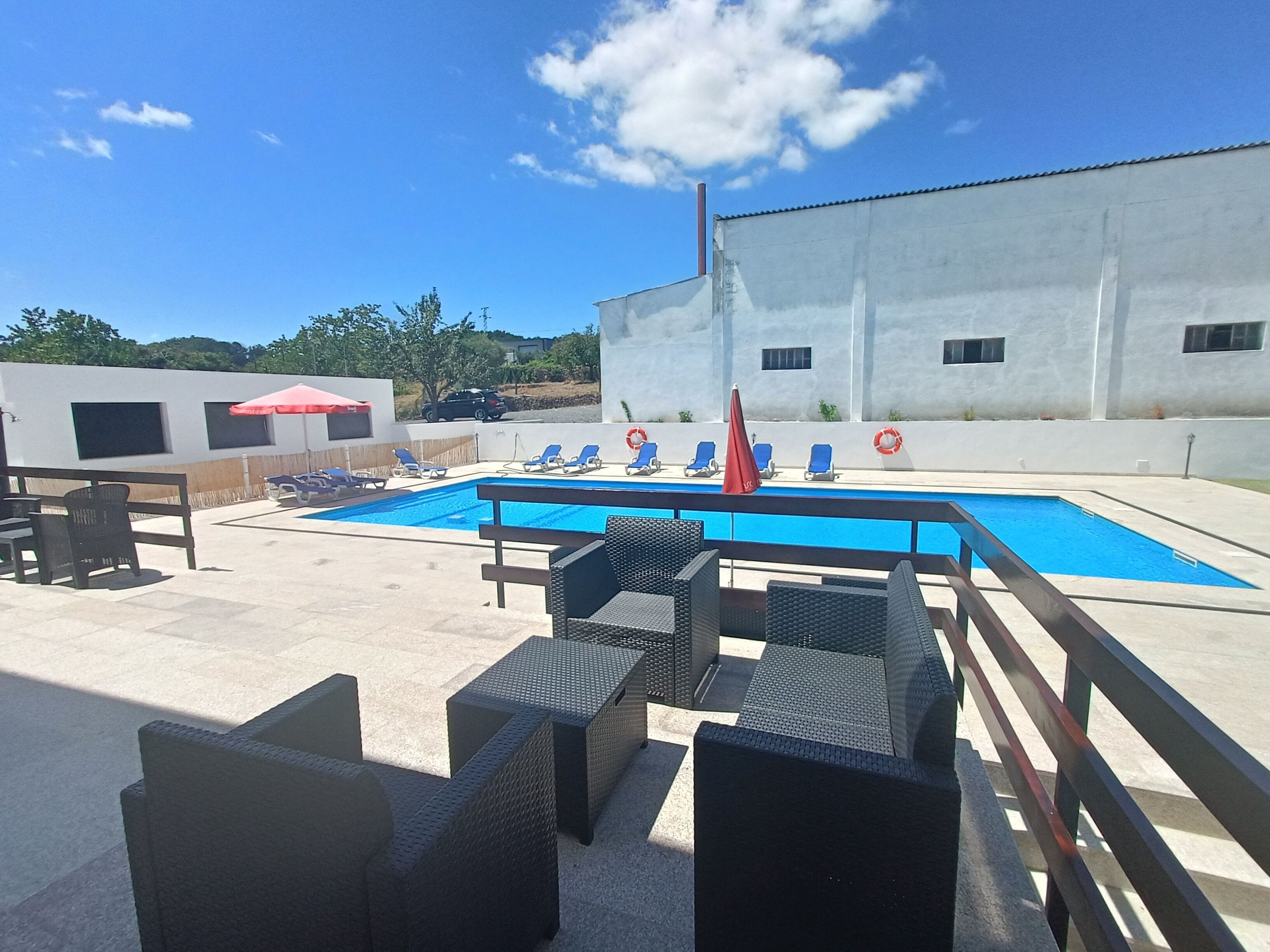 시즌별로 운영되는 야외 수영장