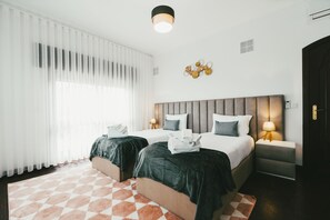 Family Room | Premium bedding, memory foam beds, individually decorated - Quinta da Costinha (Alijó)