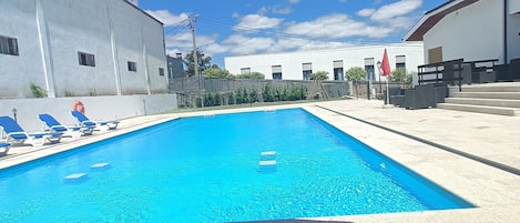 Una piscina al aire libre de temporada