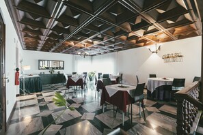 朝食 (コンチネンタル ブレックファスト)、毎日提供 (無料)