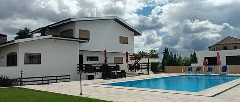 Sesongbasert utendørsbasseng