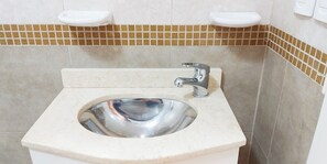 Bidet, towels