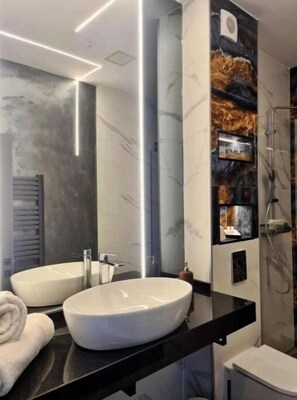 Soap, shampoo, toilet paper - AMAZE Costinesti (Constanta)