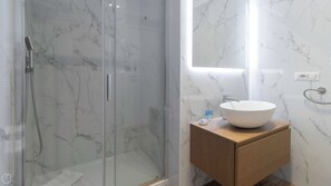 Huoneisto (2 Bedrooms) | Kylpyhuone | Suihku, bidee