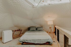 2 bedrooms, free WiFi, bed sheets - Moonshine Hollow Dome by Rafting (Cosby)