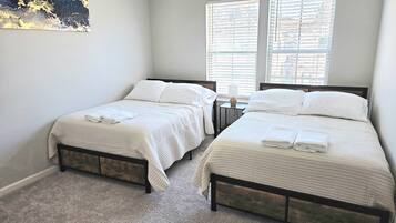 4 slaapkamers, een strijkplank/strijkijzer, reisbedje, gratis wifi