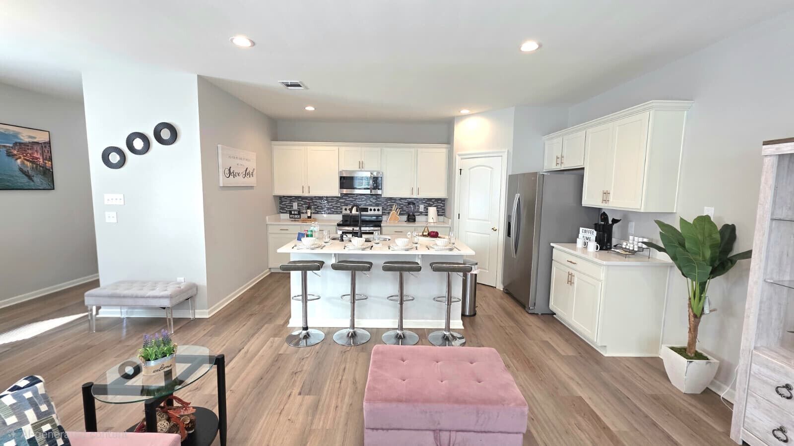 Kjøleskap, mikrobølgeovn, ovn og kokeplater