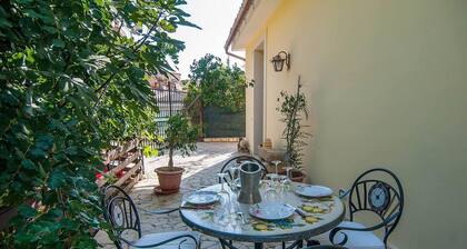 Cottage - Sleeps 4 - Parking - Garden