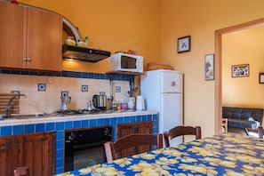Chaumière | Cuisine privée | Réfrigérateur, four à micro-ondes, un four, surface de cuisson