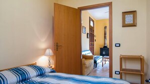 Cottage | 2 bedrooms, iron/ironing board, free WiFi, bed sheets - Cottage - Sleeps 4 - Parking - Garden (Noto)
