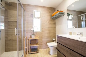 Dusche, Haartrockner, Handtücher, Toilettenpapier