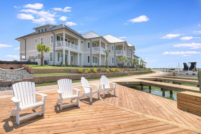 Waterfront villa with dock, 2 tandem kayaks, bay views, pool & hammocks