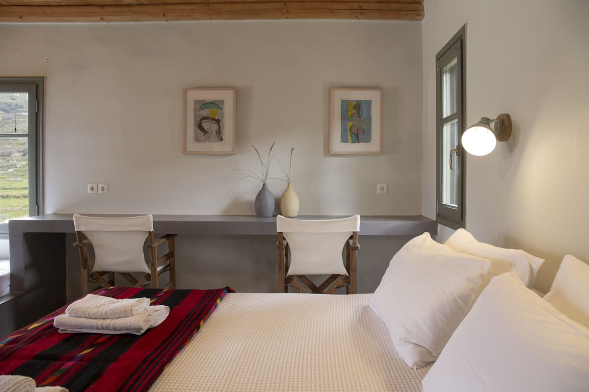 Oak | 1 habitación, ropa de cama hipoalergénica y decoración personalizada