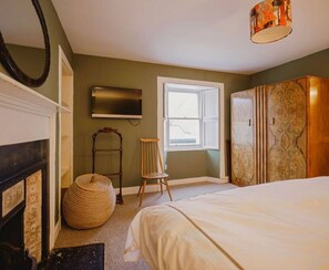 2 bedrooms, desk, iron/ironing board, WiFi