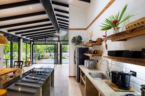 Fridge, microwave, oven, stovetop - Casa Kali - 4-Min Walk to Beach - AC & Pool (Puerto Viejo de Talamanca)