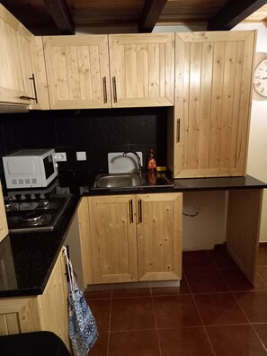 House | Private kitchen | Fridge, microwave, oven, stovetop - Immaculate 1-bed House in Gois Mountain View (Góis)