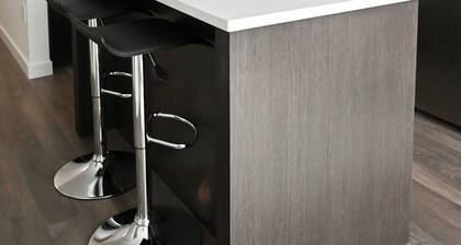 Stylish 2-Bedroom Condo âą Premium Comfort, Central Location âą sleeps 4