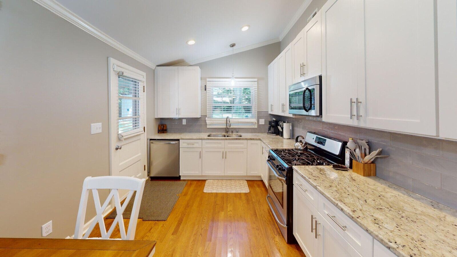 冷蔵庫、電子レンジ、オーブン、コンロ